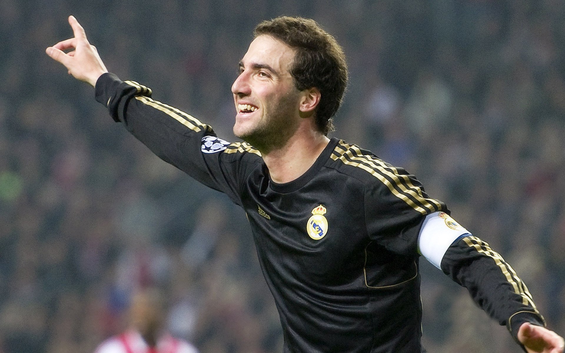 “高新体育中心：举重选手突破极限，赛场上演壮丽的力量之战”