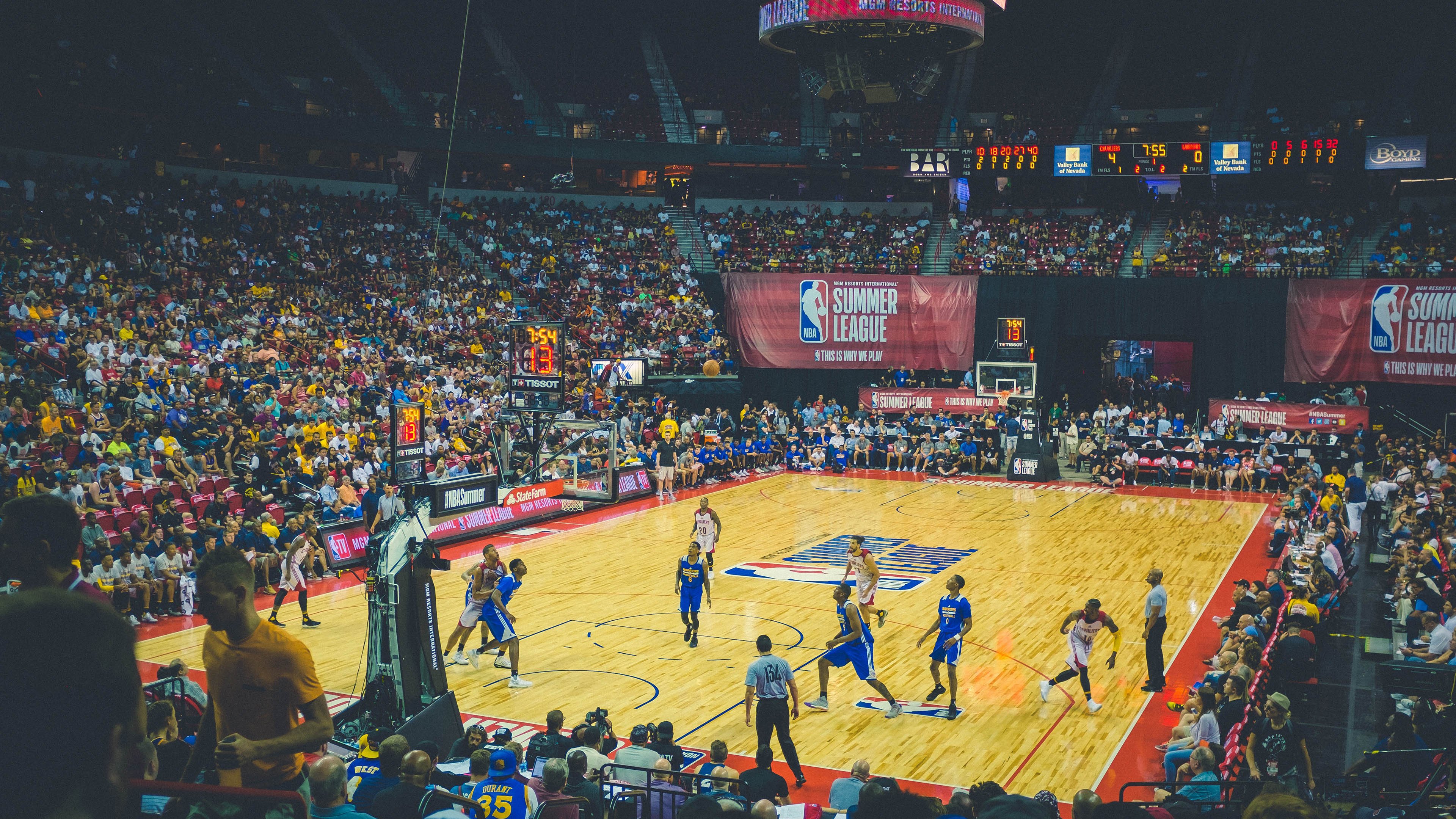 场馆升级改造完成新引入灯光与音响系统提升赛事氛围，场馆建设